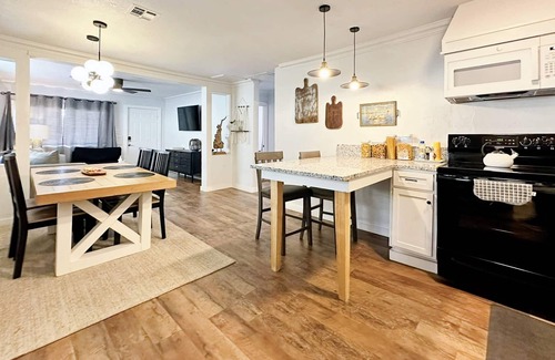 Central Oklahoma City Apartment | 2br-newly Renovated Full Kitchen-3 Mins Asia Dist