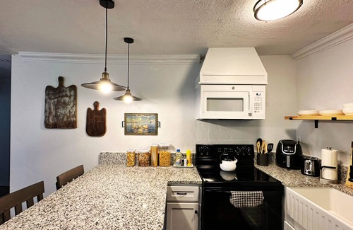 Central Oklahoma City Apartment | 2br-newly Renovated Full Kitchen-3 Mins Asia Dist