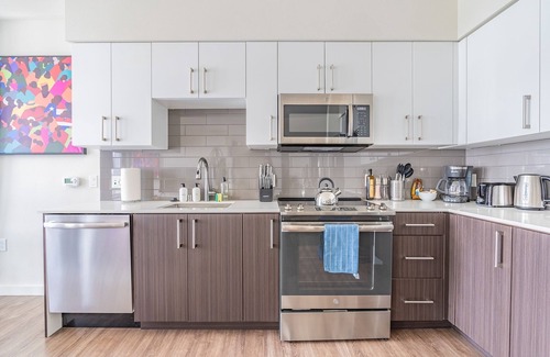 West Bellevue Apartment | 2BR Penthouse | Deck, Gym | Bellevue | Sophari B