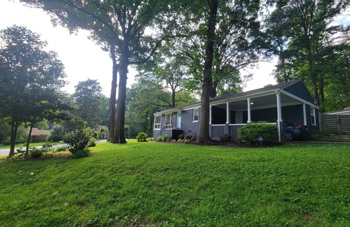 Charlotte House | 2BR - Pet-Friendly - Private Fully Fenced Yard - 5 mins Noda/Midwood!