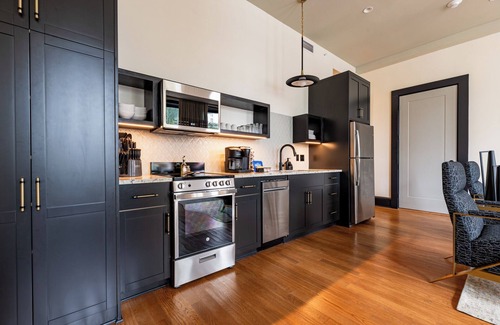 French Quarter Hotel | 2BR Rare Find! Steps from French Quarter | The Mayfair