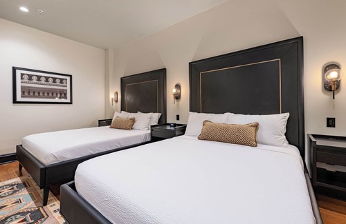 French Quarter Hotel | 2BR Rare Find! Steps from French Quarter | The Mayfair