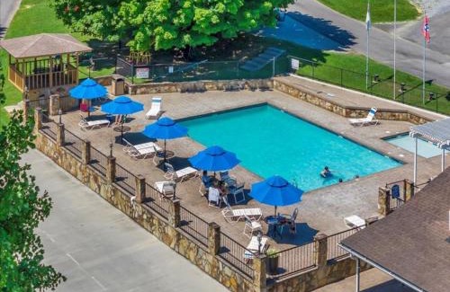 Gatlinburg - Pigeon Forge Ski Chalet | 2BR Retreat with Stunning Mountain Views