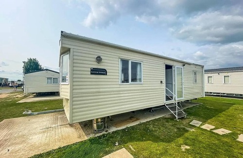 Clacton-on-Sea Cabin | 2br-sleeps6-wifi-freeparking-holidaypark