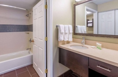 Anaheim Resort Resort | 2BR Suite Ideal for Families seeking Disney Magic! Pets Allowed, Free Breakfast