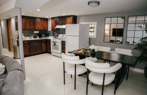 Cragin House | 2BR Traveler`s Favorite Modern and Clean