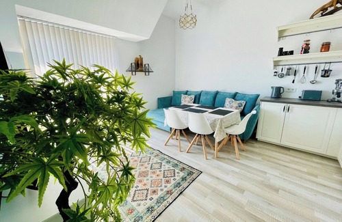 Odesos Apartment | 2BR Vintage Residence - Free Parking