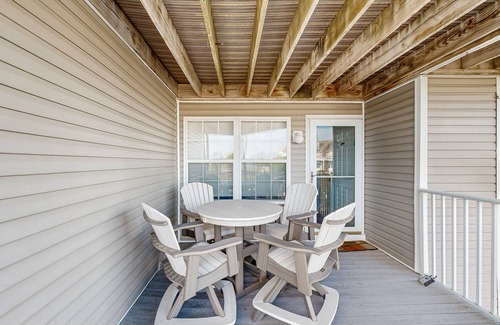 Ocean View House | 2nd-floor Bethany Bay condo with waterfront views & on-site golf/pool/tennis
