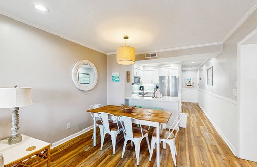 Atlantic Beach Condo | 2nd-Floor Condo in Oceanfront Location w/Shared Pool, Balcony, Free WiFi