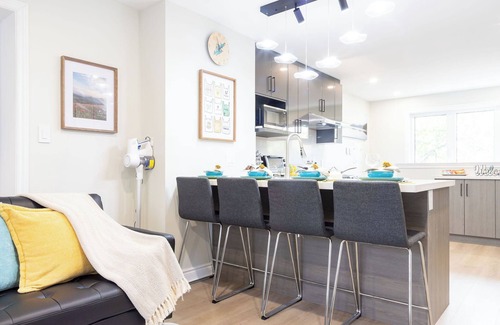Cooksville Apartment | 2nd flr. 2 Bed/Bath Garage Apt. Pool, BBQ. Close to Malls. 25 minutes to Toronto