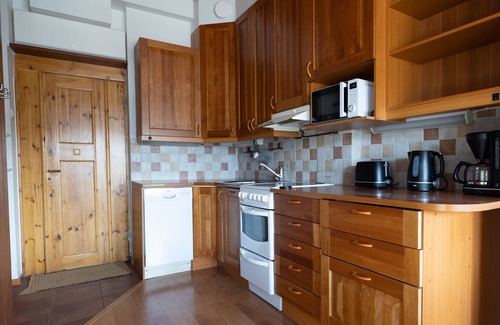 Etu-Toolo Apartment | 2ndhomes 2-Story Penthouse w Balcony