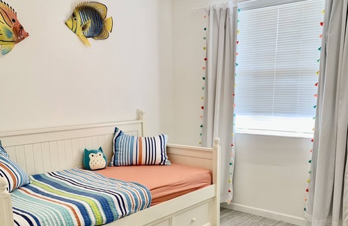 Eastern Shores Condo | 3/2 Gated water Eastern Shores 5 min to Aventura Suny Isles and N. Miami Beach.