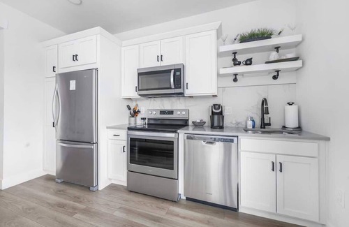 Traverse City Condo | 3.5-Minute Walk to Beach + Next to Dog Park!