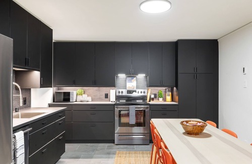 Stevens Apartment | 3 bd Montlake OASIS w/2 Private Parking Spots Near UW/Lake WA + AC