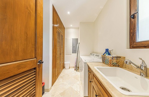 Buzzards Condo | 3 BD Oceanview Penthouse with infinity pool and jacuzzi