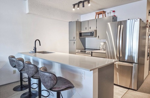 East Kootenay Apartment | 3 BDRM/Lake Access/Year round Indoor pool