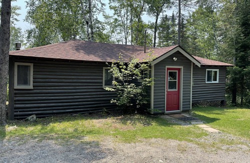 Gooderham Cottage | 3- Bdrm Lakeside Log Cottage-Gooderham Lake, Haliburton