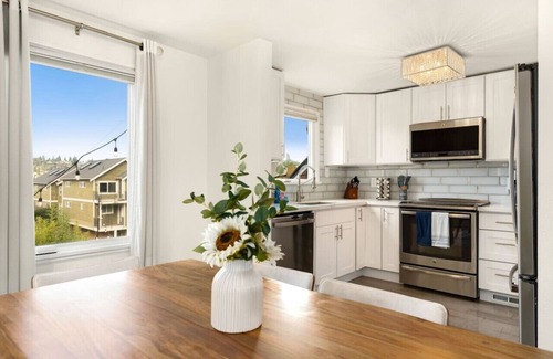North Queen Anne House | 3 BDRM Luxury Craftsmen | Queen Anne | Family/Pet+