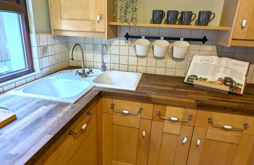 Braintree House | 3-bed 1-bath | Sleeps 7 | Parking | Wi-Fi