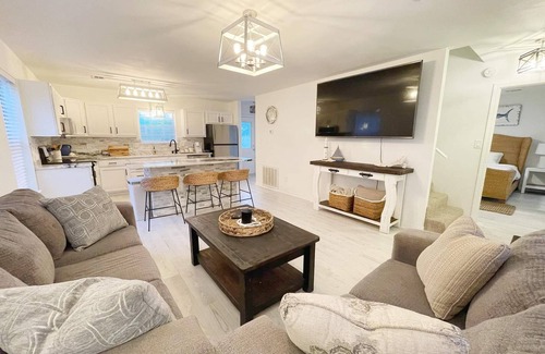 Sunset Bayou Cottage | 3 bed 2.5 bath Coastal living, California king bed