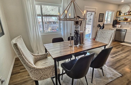 Albuquerque House | 3 Bed/2 Bath home sleeps 6! Near Nob Hill, UNM, Uptown Shopping & Dining + More!