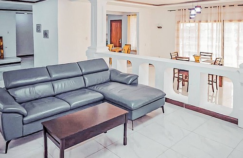 Monrovia Villa | 3 Bed/3.5 Bath (Tayla)