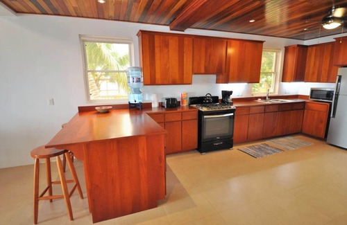 Caye Caulker Apartment | 3 bed/3 bath Penthouse Velento #7-Partial Ocean Views/POOL/private dock