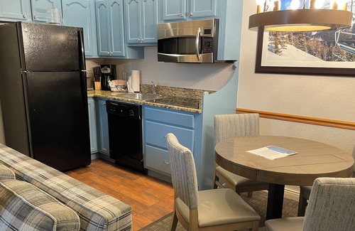 Boyne Falls Resort | ☀️🌺3 bed 3 bath suite 2 kitchens, 2 dining areas, 2 living areas..Free parking.