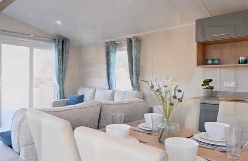 Colchester Ski Chalet | 3 Bed Caravan - Sleeps 6 - Parking - Wifi
