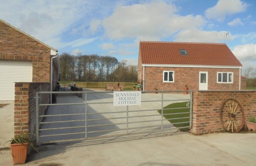 Ferrensby House | 3 bed cottage on farm with hot tub & pool in quiet village in north yorkshire