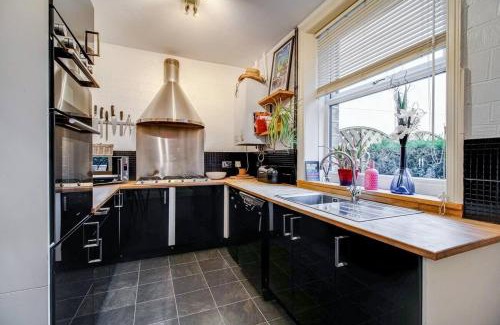 Meltham House | 3-Bed Countryside Retreat, Comfortable Stay, Family Friendly, Pet Friendly, Sleeps 5