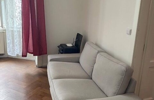 Andel Apartment | 3 Bed Flat - Sleeps 10 - Pets - Smoking - Parking