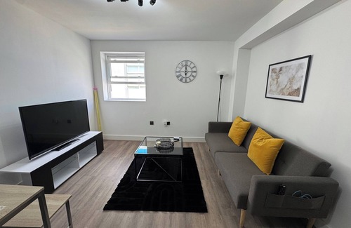 West Ham Apartment | 3 Bed Flat - Sleeps 8 - Parking - Wifi