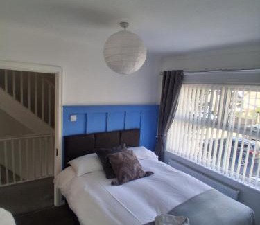 Canton House | 3 Bed Home sleeps 6 in Heart of Cardiff Free Parking