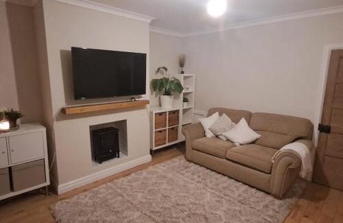 Canton House | 3 Bed Home sleeps 6 in Heart of Cardiff Free Parking