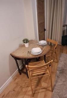 Canton House | 3 Bed Home sleeps 6 in Heart of Cardiff Free Parking