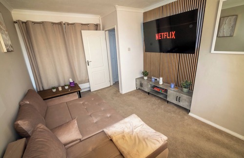 Stoke-on-Trent House | 3 Bed Home - Sleeps 8 - Stoke City fc - Parking