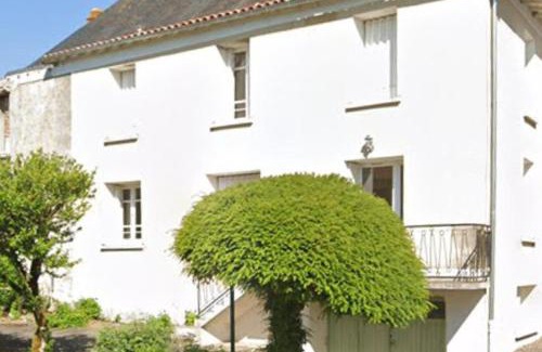 Chateau-Garnier House | 3-Bed House - Sleeps 6 - Garden Balcony Parking
