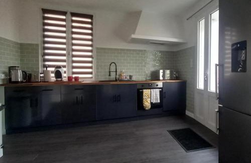 Chateau-Garnier House | 3-Bed House - Sleeps 6 - Garden Balcony Parking