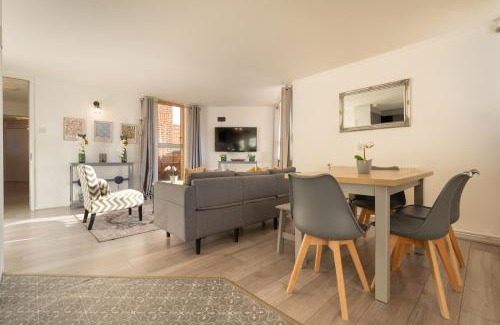 Chelsea Riverside Apartment | 3 Bed Luxury Property in Chelsea, 2 King Size Bed, 1 Double Bed, ideal for families