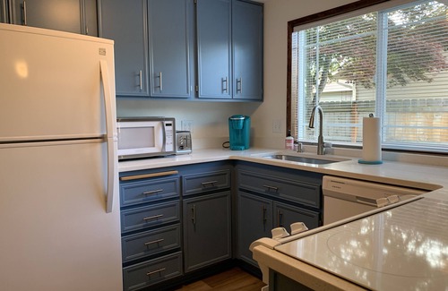 Alvadore House | 3-Bed Mid-Century Mod Home - 14 Min. to Autzen & 5 Min to Airport