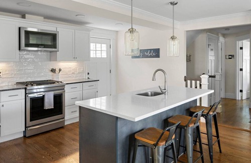 Somerville Condo | 3 Bed Moreland St · Stunning 3+BD Under 10 mins to BOS w/parking & W/D