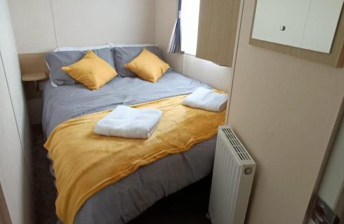 Rhyl Ski Chalet | 3 Bed Sleeps 6 Parking