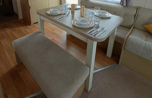 Rhyl Ski Chalet | 3 Bed Sleeps 6 Parking