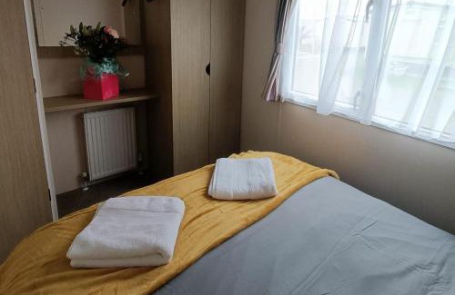 Rhyl Ski Chalet | 3 Bed Sleeps 6 Parking