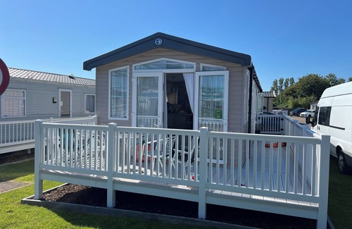 Caister-on-Sea House | 3 Bed Static caravan 12ftx38ft nr. beach & pool. New adventure land wrap decking