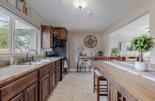 Northeast Heights House | 3 Bedroom (1 King 2 Queen beds) 1 bathroom home with private backyard