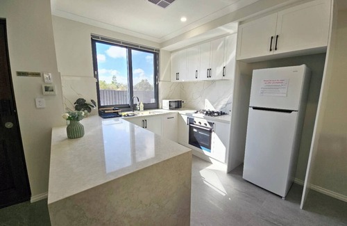 Bentley House | 3 Bedroom 2 Bathroom | Deluxe Full House For Stay | Higher-end Accomodation.