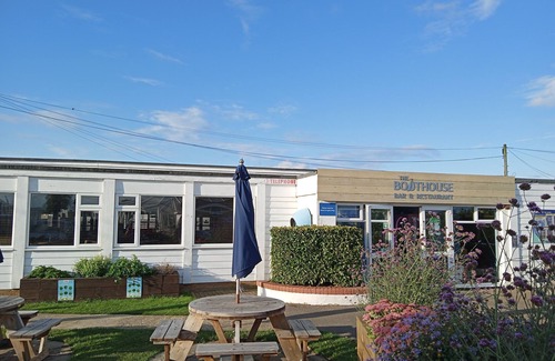 Heacham Ski Chalet | 3 Bedroom 6 Berth Pets go Free van With Decking