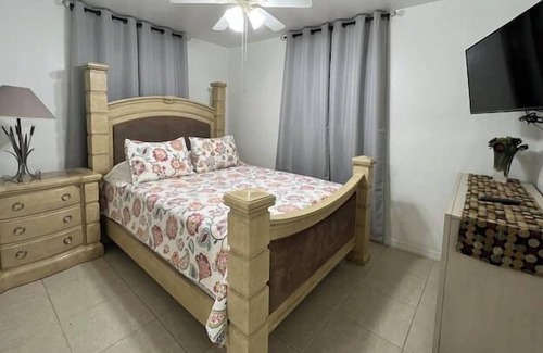 West Hollywood Apartment | 3 Bedroom 662581 by Houzlet